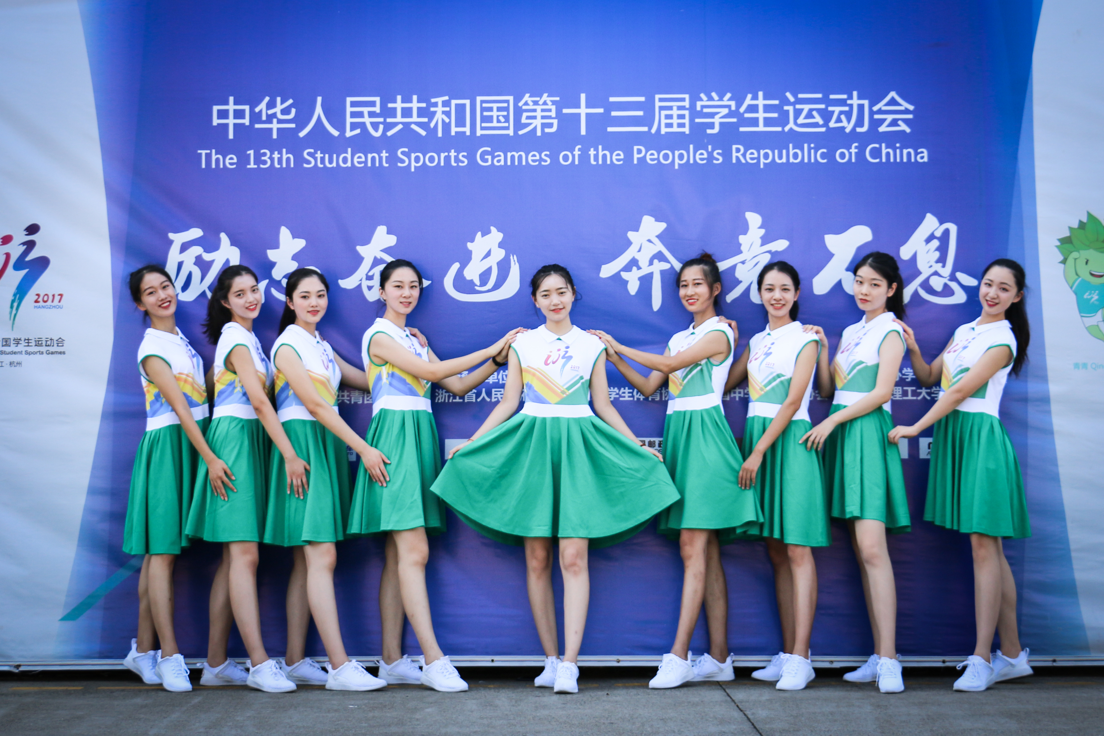 习近平总书记指出,不忘历史才能开辟未来,善于继承才能善于创新。作为最早培养丝绸人才的摇篮,浙江理工大学一直有一种传承优秀文化的责任感和使命感。 1897年,时任杭州知府林启在西子湖金沙港畔,创办了我国第一所官办蚕丝学校蚕学馆。这是我国最早的新学教育机构之一,也拉开了我国近代纺织教育和农业教育的帷幕。 林启秉承振兴浙江实业,就以蚕丝业为重的思路,创办新学,不仅拯救了当时的浙江蚕丝危机,也为中国蚕丝业发展打下了坚实基础。 诞生于清末的蚕学馆,虽数迁校址,筚路蓝缕,却始终坚持办学。 20世纪中叶,从蚕