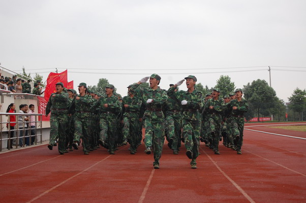 裘松良向承训的73025部队赠送了锦旗.