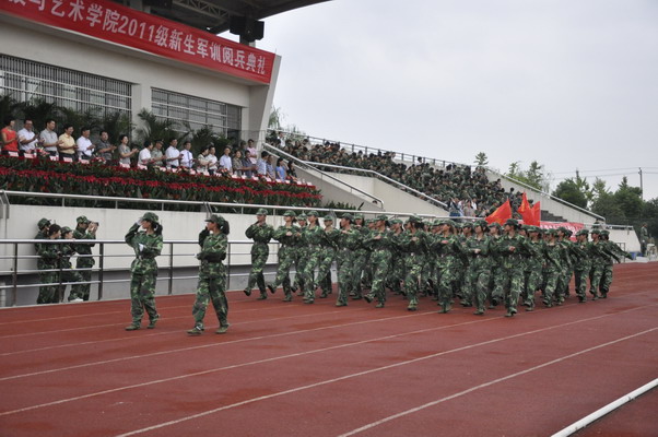 裘松良向承训的73025部队赠送了锦旗.