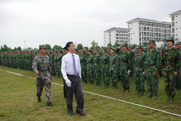 裘松良向承训的73025部队赠送了锦旗.