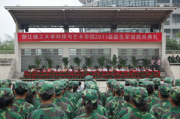 裘松良向承训的73025部队赠送了锦旗.